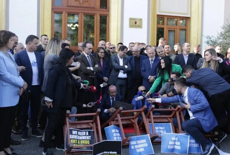 Deputetët e PD-së largohen nga Kuvendi, i bashkohen protestës para bashkisë së Tiranës
