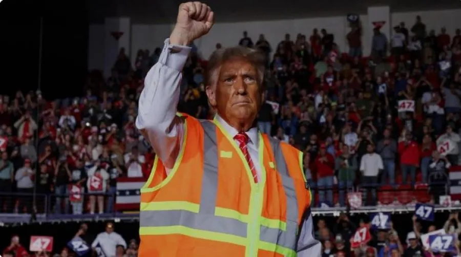 Trump shfaqet në miting me uniformën e punonjësve të pastrimit