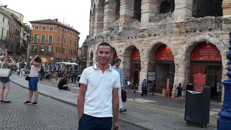 Agjenti i policisë futi në kurth punonjësen e “Alb-Exhange”  tek Dollari