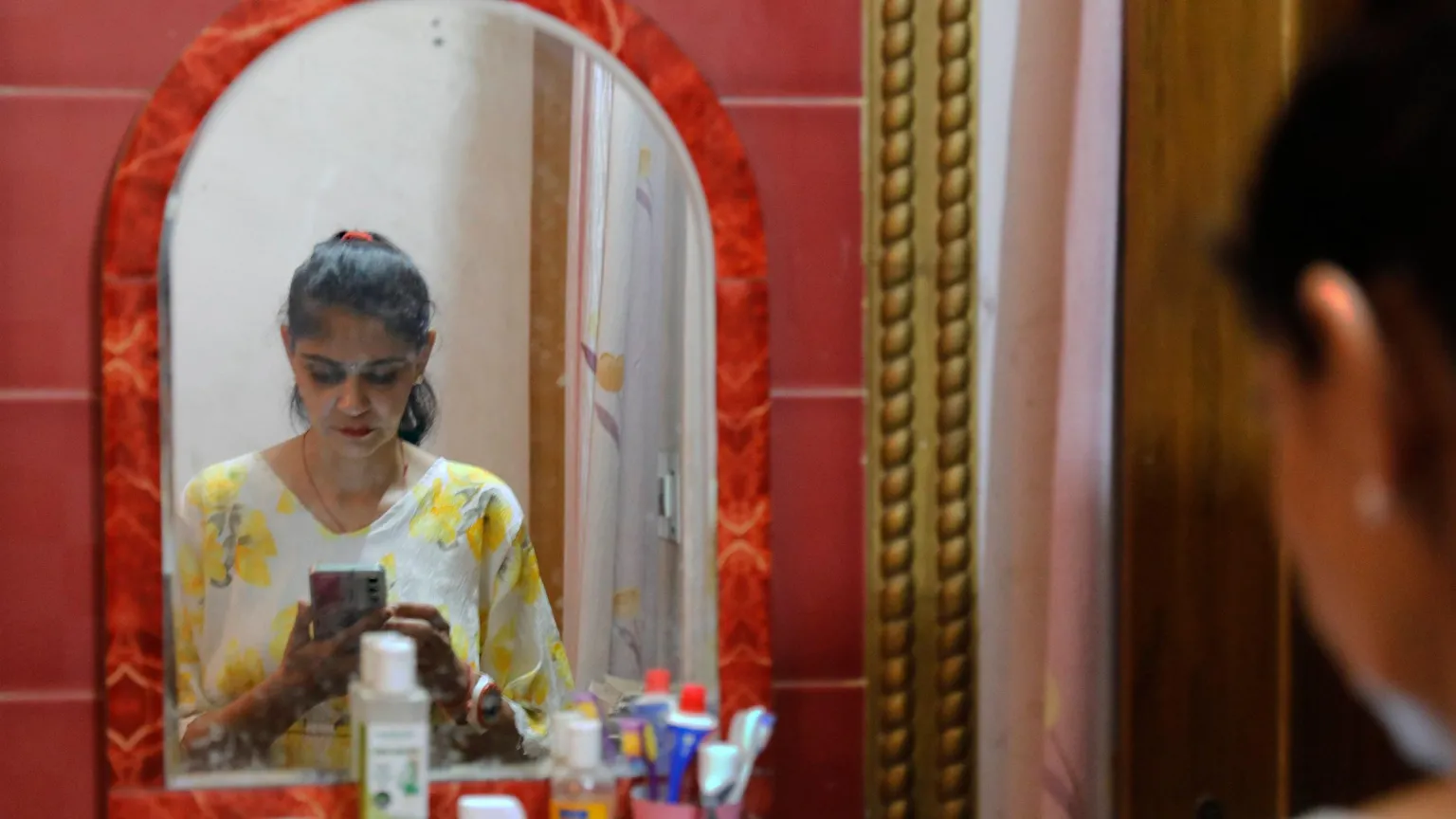 “Ju jeni nën arrest dixhital”: Brenda një mashtrimi që po grabit miliona nga indianët
