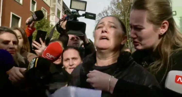 Tezja e Martinit të vrarë humb ndjenjat: E çuam në shkollë dhe jo në luftë që të na e therin!