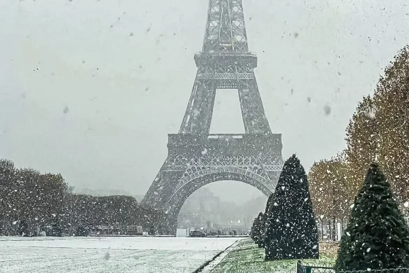 Video/ Parisi zbardhet nga bora