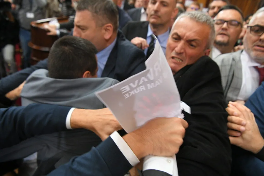 Kaos në Parlamentin serb, deputetët konfrontohen fizikisht me njëri-tjetrin