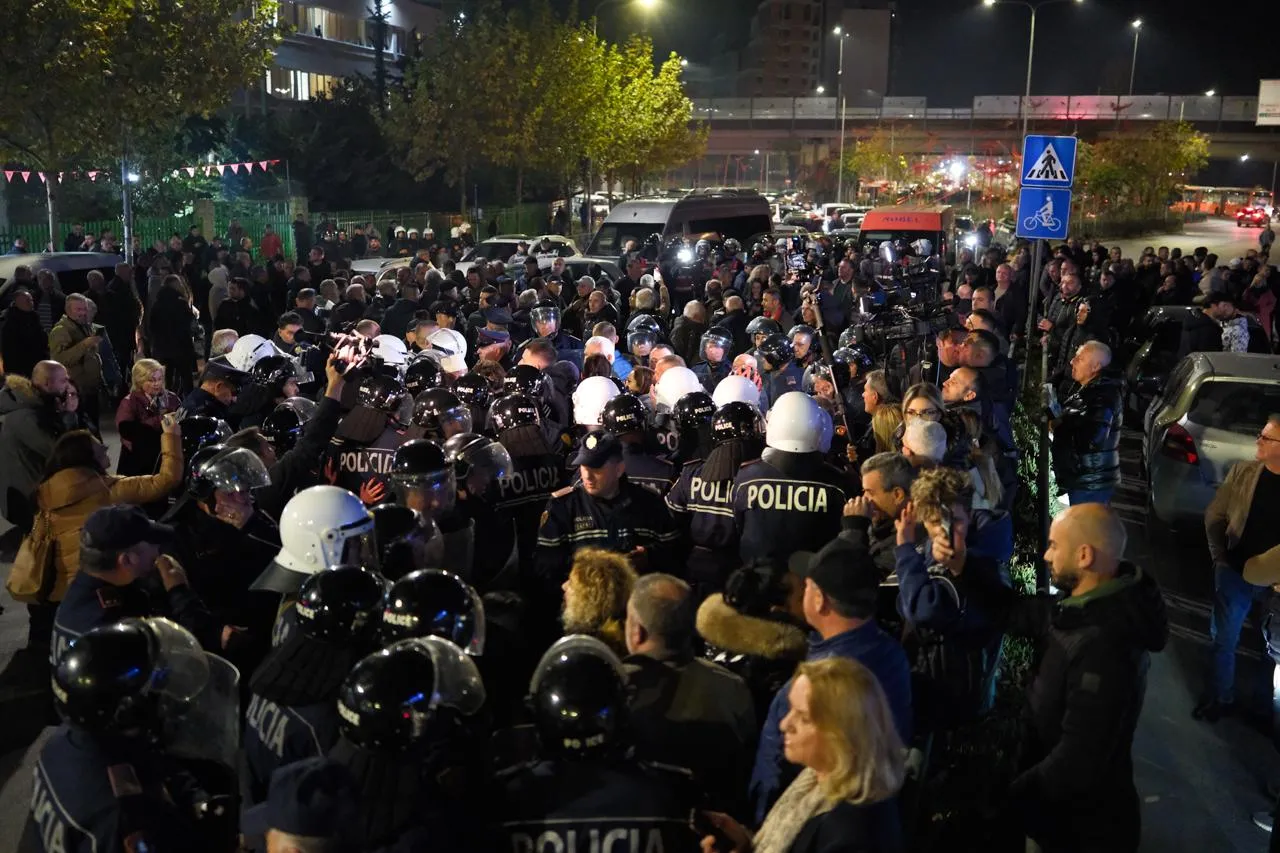 Mbyllet protesta e opozitës:Nga përplasja e protestuesve me policinë te uji me presion dhe gazi lotsjellës