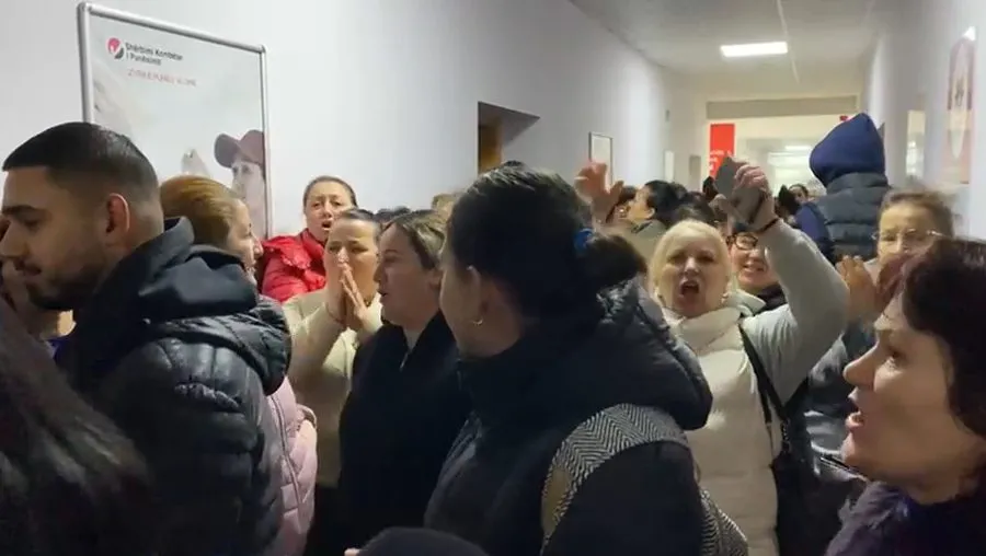 Vlorë/ Punonjëset e fasonerisë protestojnë pranë Inspektoriatit të Punës