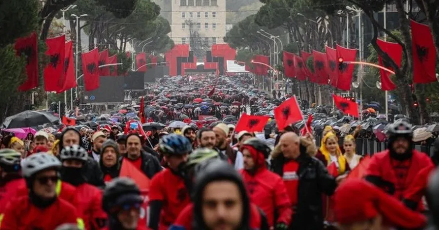 Bashkia organizon ‘Parada e shqiptarëve’, rrugët që do të bllokohet qarkullimi në Tiranë