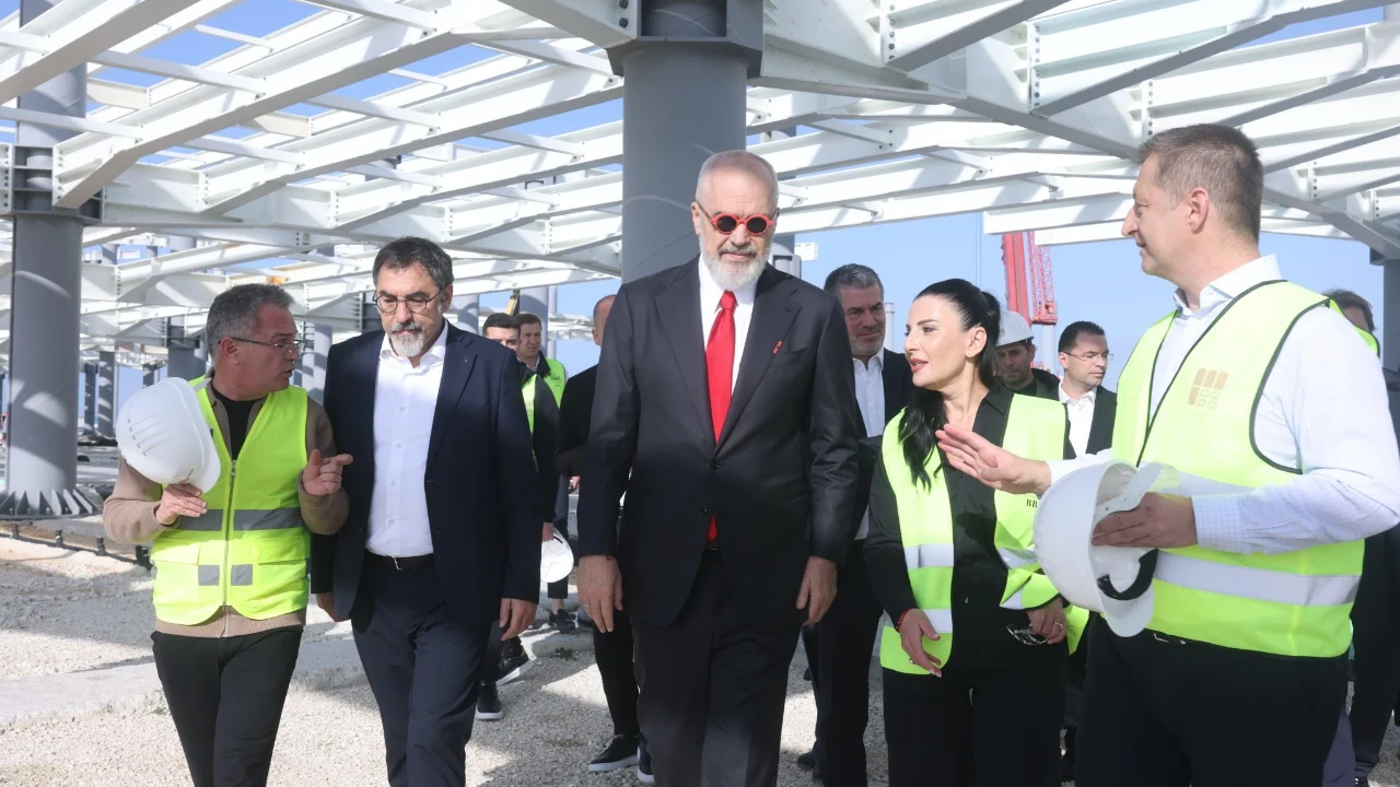 Vlorë/ Rama inspekton qendrën Multifunksionale dhe Aeroportin
