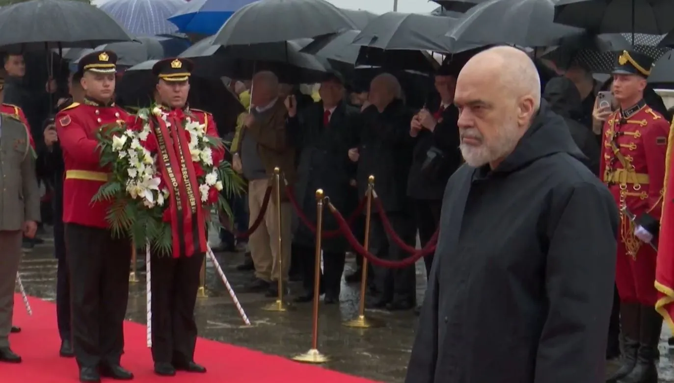 Kryeministri Edi Rama kryen homazhe në Varrezat e Dëshmorëve të Kombit