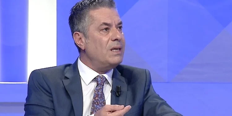 Dy pamje të ndryshme dhe një palë pranga në mes