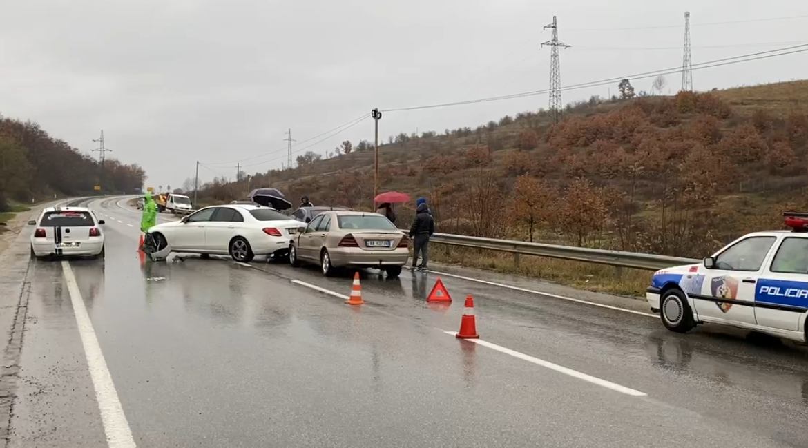 Pogradec-Korçë, përplasen tre makina me njëra-tjetrën