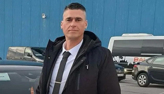 Del foto e  policit maqedonas që hoqi flamurin shqiptar nga shtylla në Kumanovë