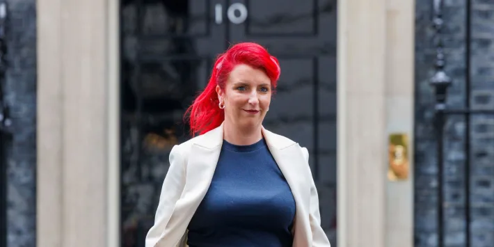 Dorëhiqet ministrja britanike,gënjeu për vjedhjen e një telefoni 10 vite më parë