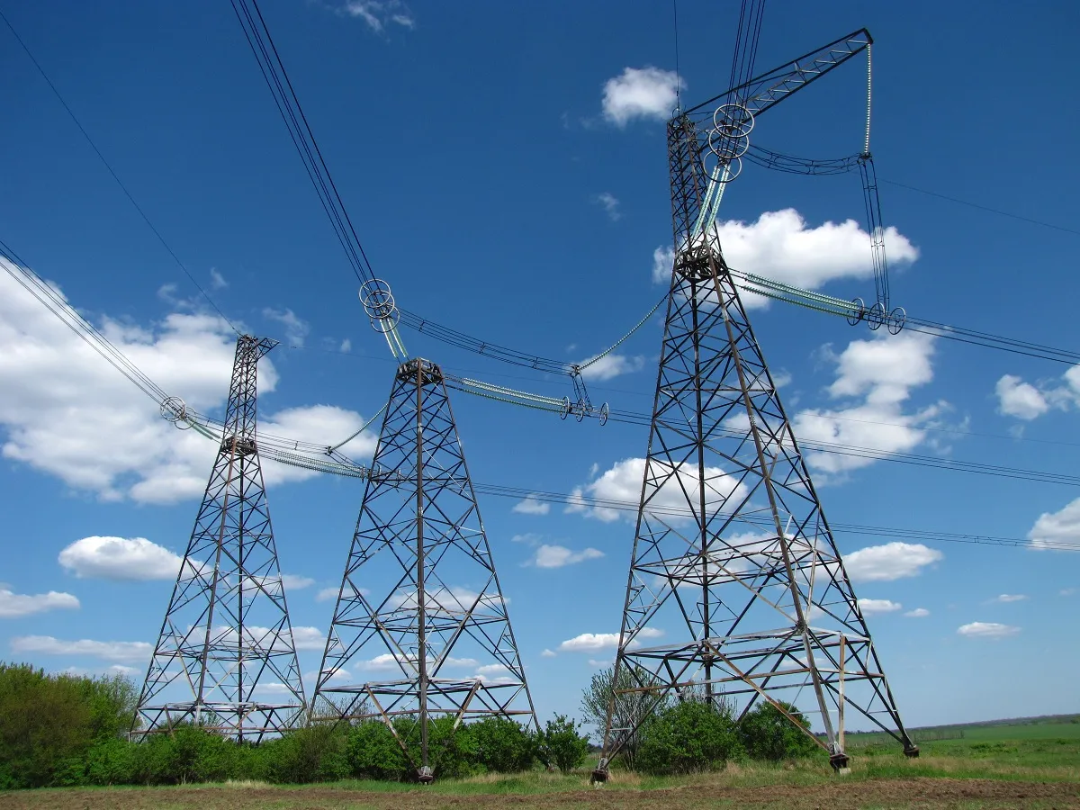 Shqipëria ndihmon me energji elektrike Kosovën