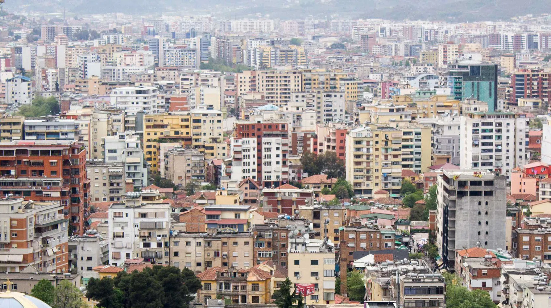 Tirana ka 40 mijë banesa në pallate bosh, 24% e totalit të hyrjeve