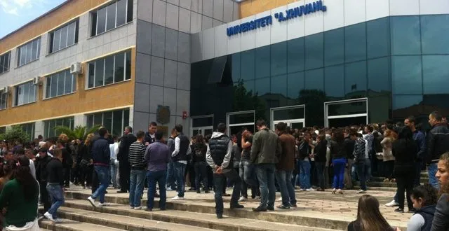 I denoncoi “Stop” arrestohen pesë pedagogë të Fakultetit të Ciklit të Ulët në Elbasan, e pëson edhe sekseri