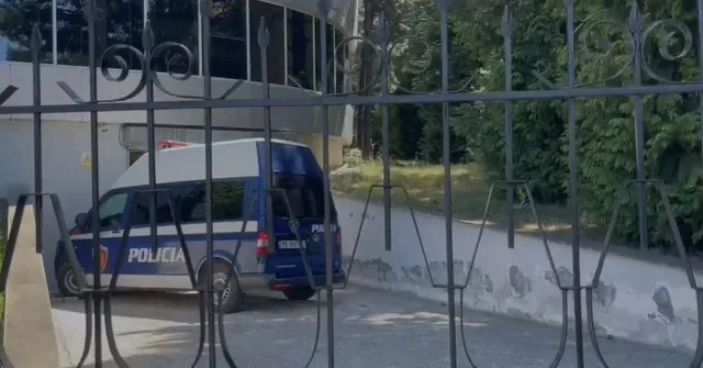 Gjykata lë në burg babain që plagosi djalin pse nuk shkonte në shkollë