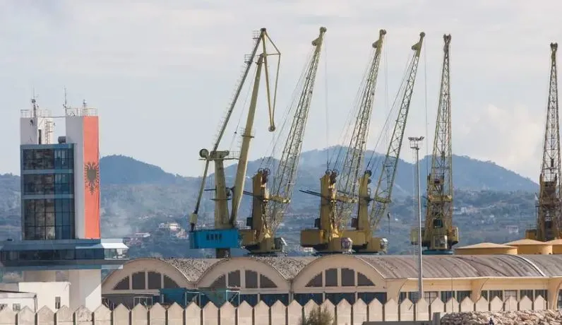 Kontejnerët e rikthyer në Shqipëri që dyshohet se përmbajnë lëndë kancerogjene, ende në det të hapur