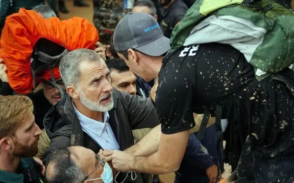 Sulmuan mbretin me baltë/ Ironia e gazetarit: Turp, policia nuk arrestoi askënd