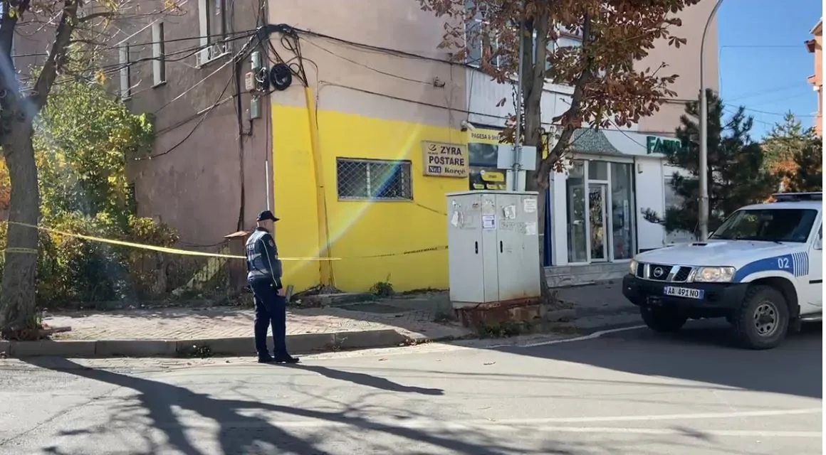 Korçë: I zuri rrugën, e shtriu në rrugë dhe pastaj e goditi!