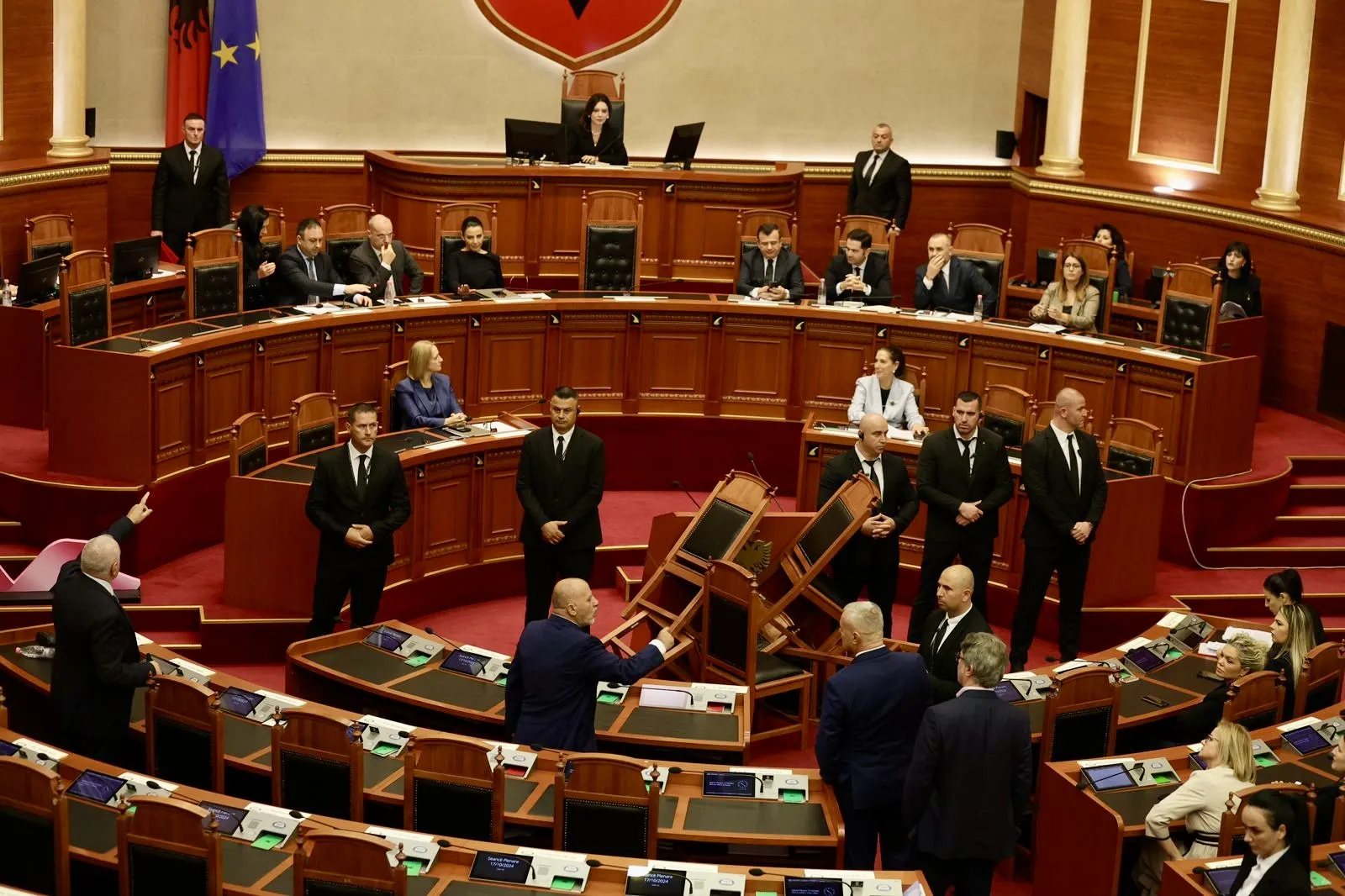 Gjykata shfuqizon vendimin dhe rikthen në sallën e Parlamentit deputetët e PD-së