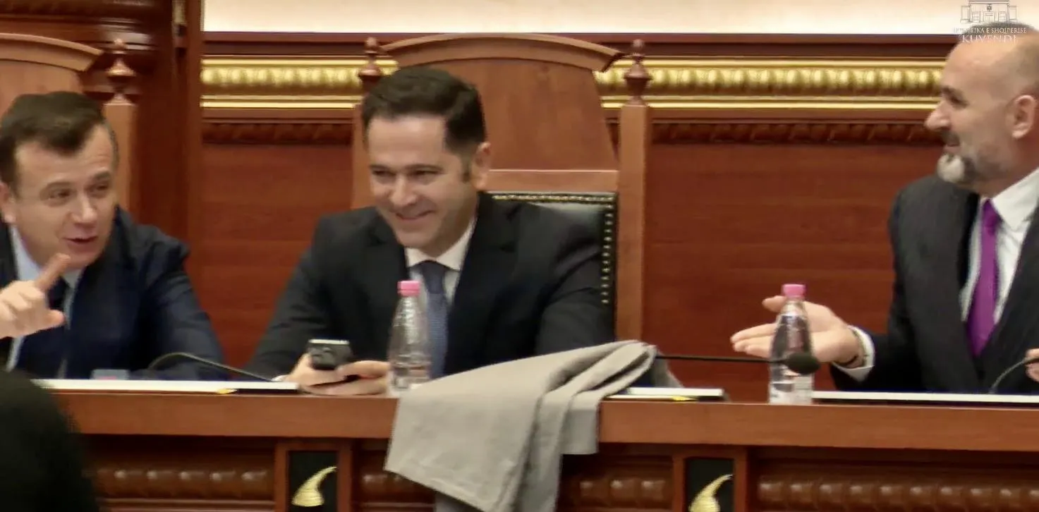 Deputeti Sula i jep “xhaketën e të burgosurit” ministrit Manja: I keni lënë njerëzit në burg me rroba shtëpie, bëni tender të vishen me “Hugo Boss”