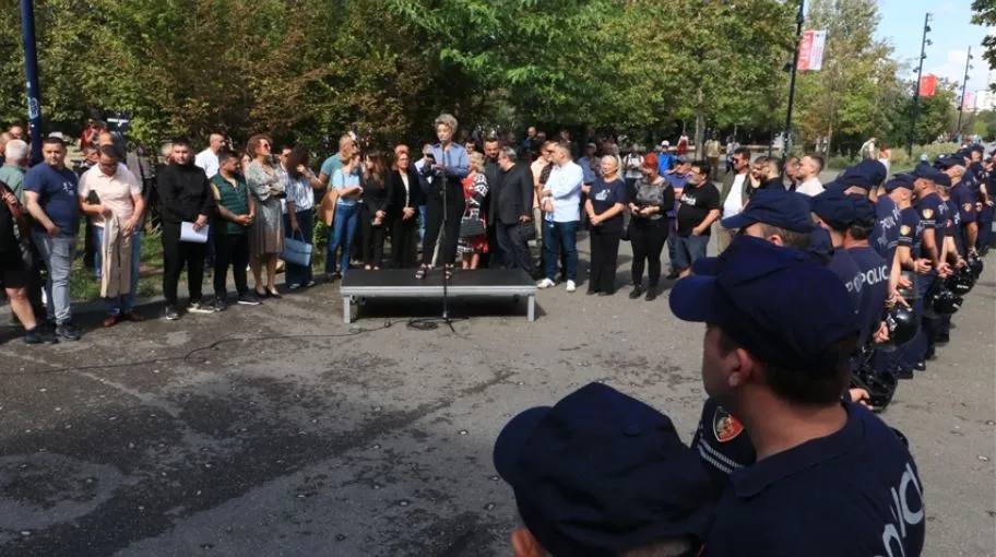 Protestuesit hedhin sapunë te bashkia: Të lahet pak Erion Veliaj, se do t’i duhen edhe tek 313-a