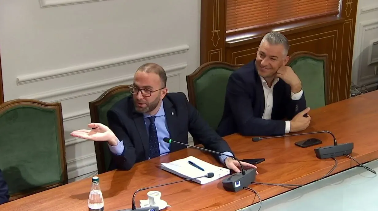 Bardhi ironizon PS për kallëzimin e deputetes së PD që hodhi aromatizues në Kuvend: S’do e lejoja të më ishte vrarë Klotilda Bushka