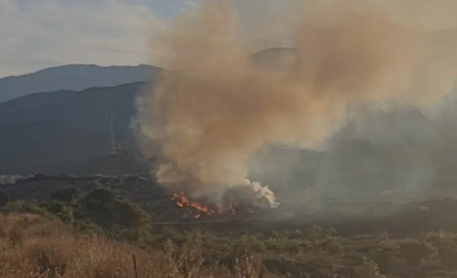 Elbasan/ Merr flakë fusha e mbetjeve të Inceneratorit, tymi dhe era e keqe pushtojnë zonën!