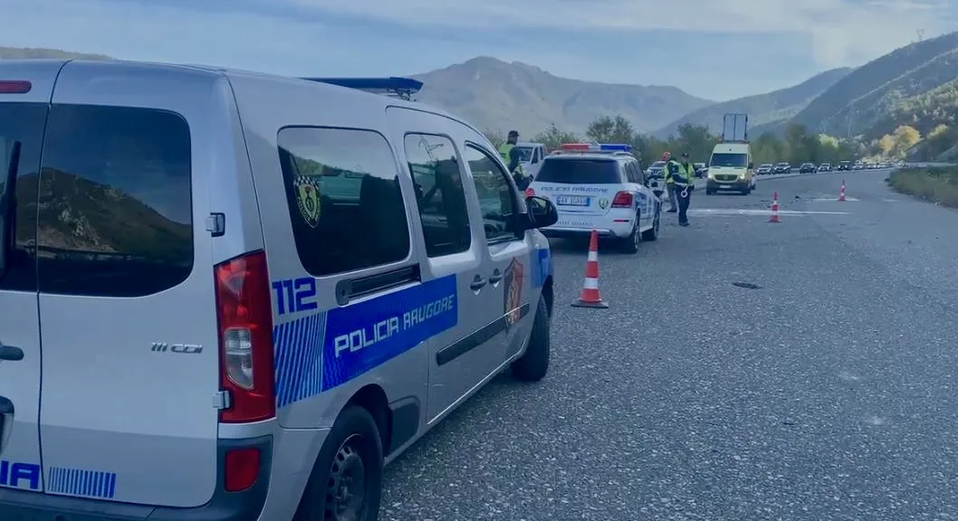 Aksidenti/Dy automjete përplasen “kokë më kokë”, plagosen rëndë 6 persona në rrugën e Kombit