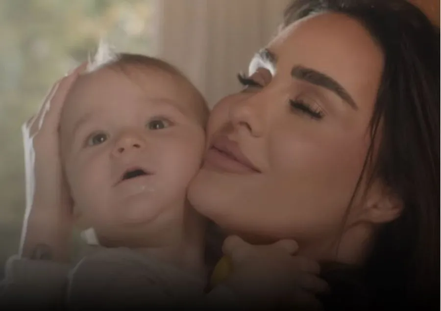 Xhensila i dedikon këngë djalit që mbushi 1-vjeç:  Do bëj sikur nuk di bir e vetëm do hesht