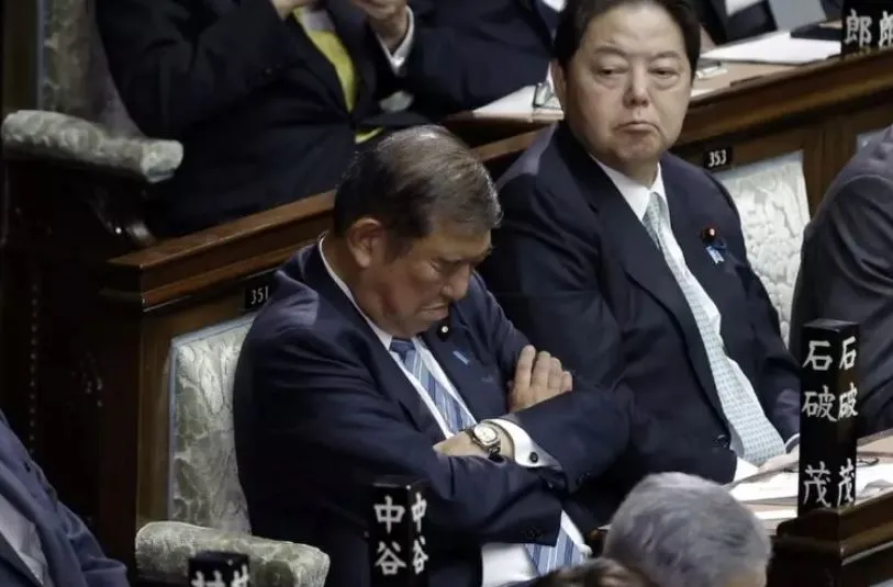 Foto/Kryeministrin japonez e zë gjumi në Parlament gjatë numërimit të votave për rizgjedhjen e tij!