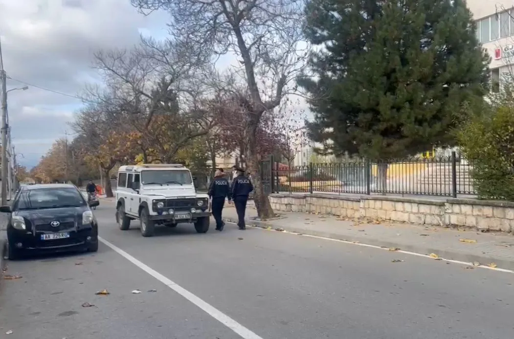 Shoqërohen në polici dhe dy nga të rinjtë që goditën me thikë 16-vjeçarin në Korçë!