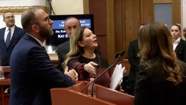 Tensione në Kuvend/ Deputetët i ngrihen në këmbë Spiropalit