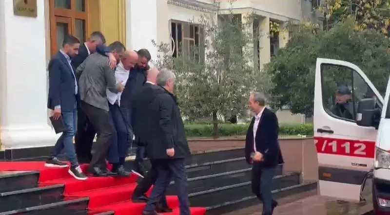 Deputeti i PD-së merret me ambulancë nga Kuvendi
