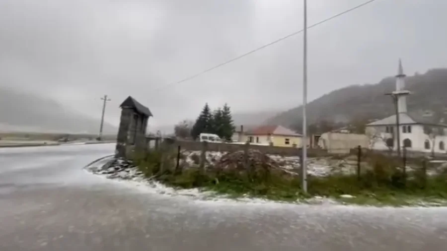 Moti/ Temperaturat e ulëta sjellin dëborën
