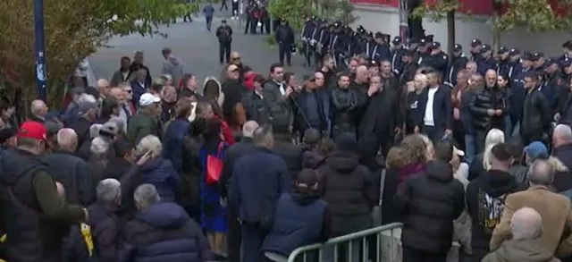 Protesta/ Një efektiv policie humb ndjenjat