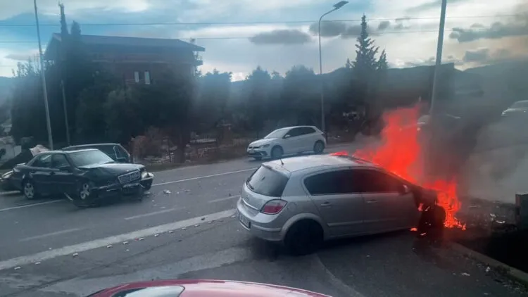 Aksident në Lezhë, njëra shpërthen në flakë, plagosen shoferët