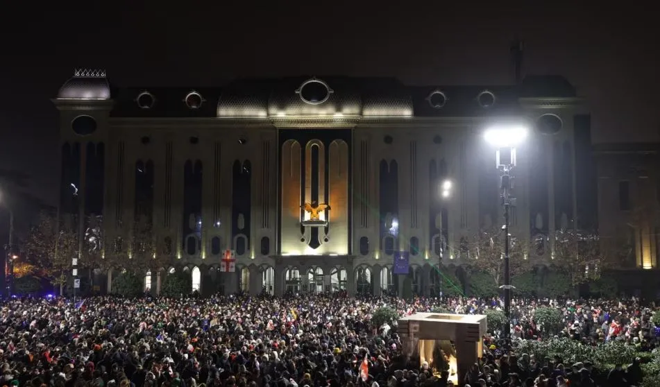 Presidentja gjeorgjiane e shpall parlamentin të paligjshëm mes protestave pro-BE-së