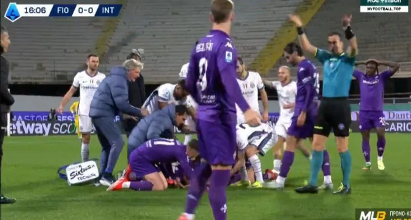 Momente paniku /  Futbollisti i Fiorentinës  Bove bie pa ndjenja në fushë