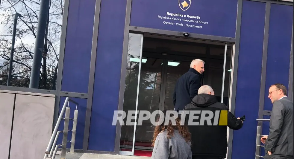 Kurti takon ambasadorët, pas sulmit në kanalin e Ibër-Lepencit