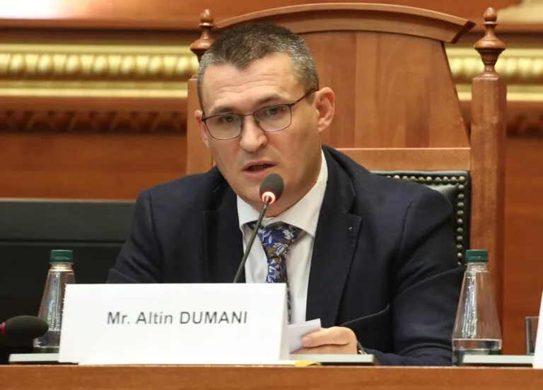 Deklarata e Altin Dumanit: Thuajse të gjitha grupet kriminale lidhje me politikën, shumë zyrtarë janë bërë pjesë e bandave!
