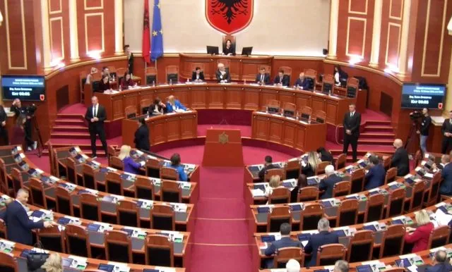 Berisha rikthehet në parlament pas 11 muajsh