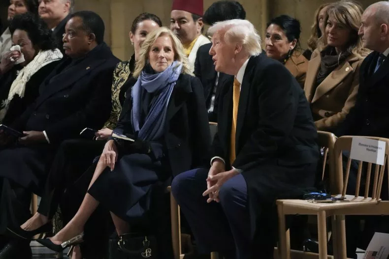 Sot u rihap Notre Dame, momentet pikante/ Jill Biden pranë Trump, dëgjon me vëmendje…