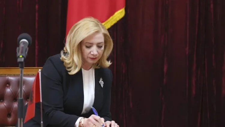 Kryetarja Holta Zaçaj largohet nga Kushtetuesja, gara për pasuesin hapet më 10 dhjetor