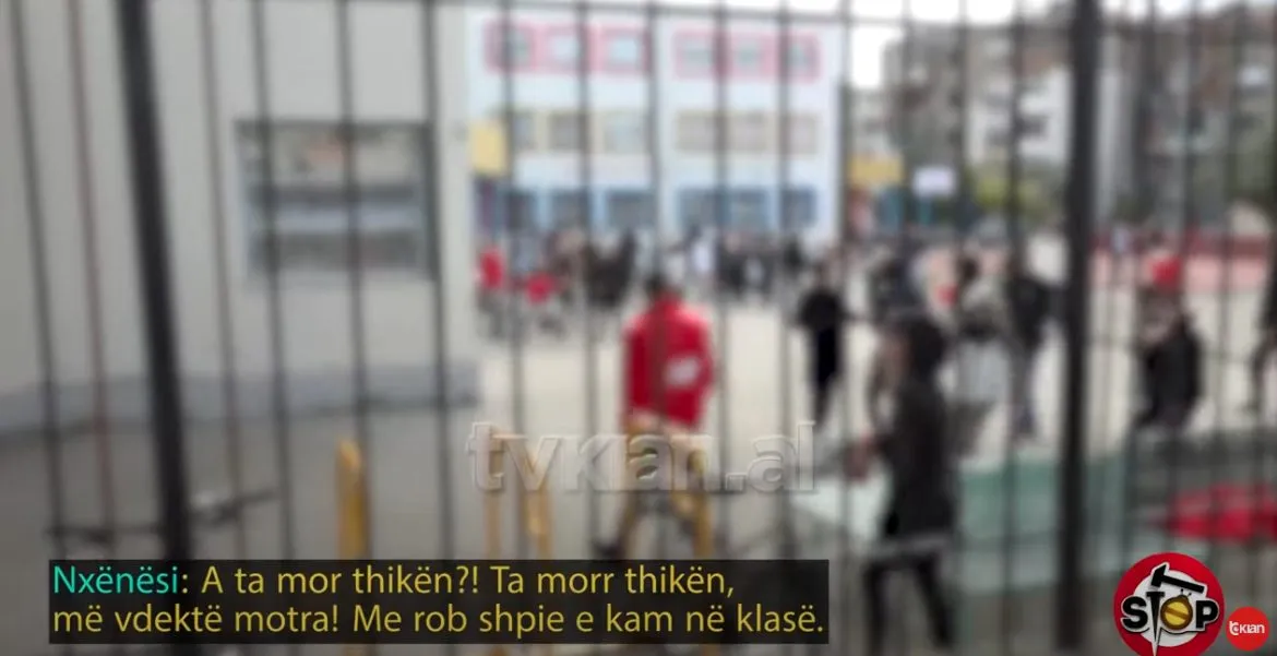 Nxënësit e shkollës 9-vjeçare sulmojnë gazetarët: Ta mor thikën, e kam në klasë!