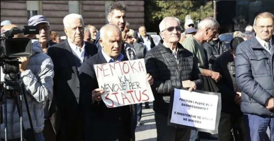 Na mashtruan me bonusin, pensionistët protestë para Kryeministrisë: Duan të na mashtrojnë, ne nuk jemi derra!