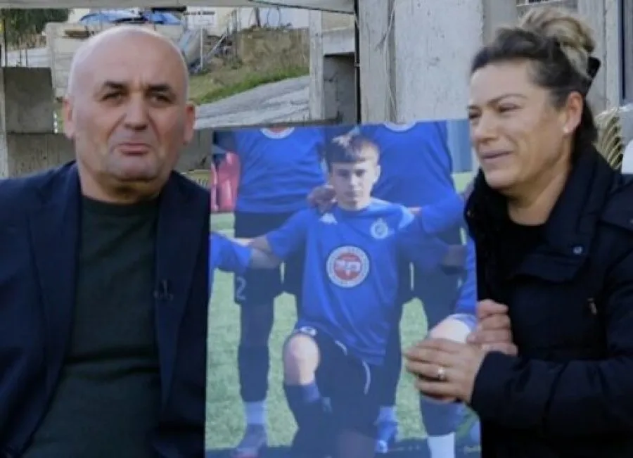 Prindërve të Martin Canit që mbeti i vrarë pranë shkollës, u kthehet çanta e librave