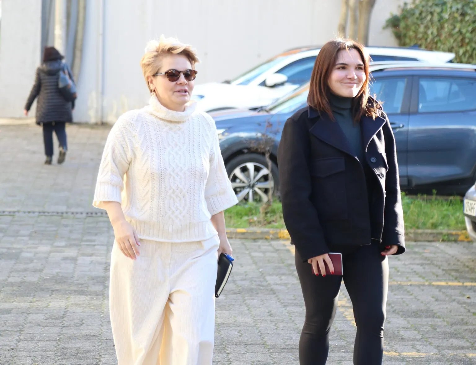 Monika Kryemadhi paraqitet në SPAK, shoqërohet nga vajza e saj