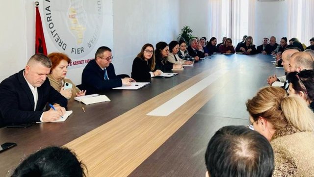 Manastirliu kërkon pezullimin e drejtuesit të shkollës dhe oficeritë sigurisë në Fier pas plagosjes me thikë në shkollë