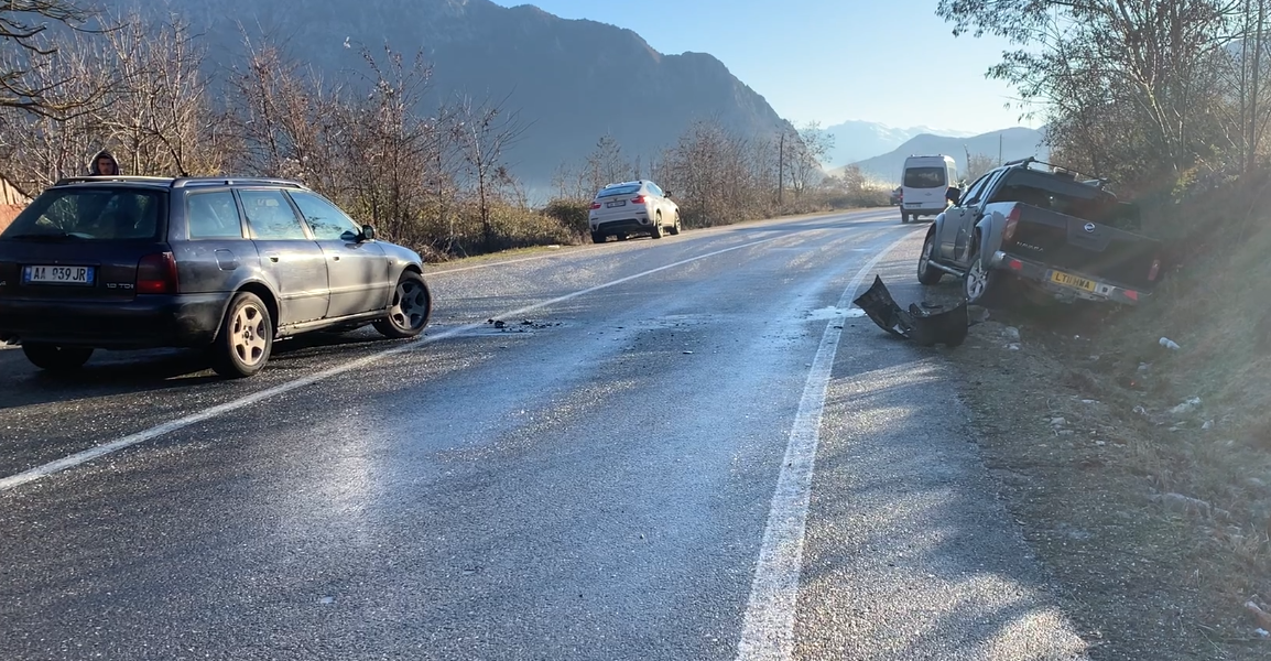 Bulqizë/ Përplasen dy automjete nga ngricat, një person i plagosur